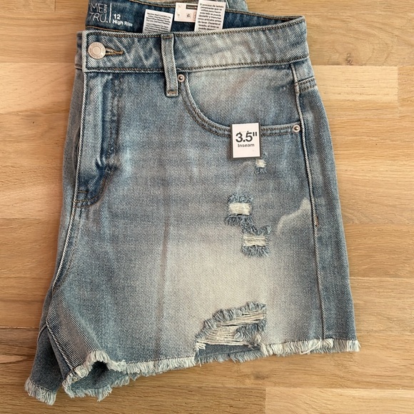 NWT Relaxed Fit- High Rise Denim Shorts - Picture 5 of 6